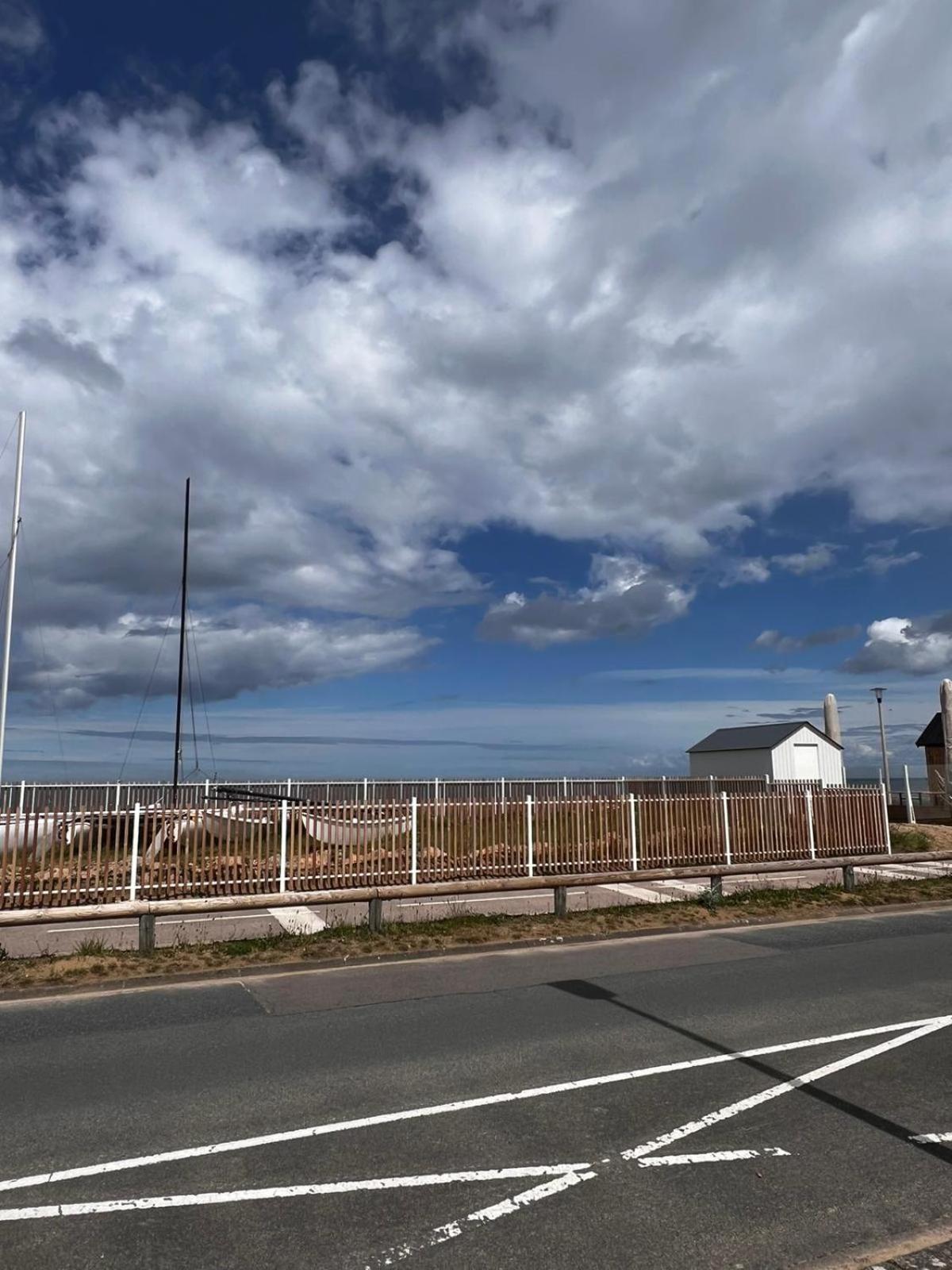 Un Coin Paisible En Front De Mer Villa Ouistreham Esterno foto